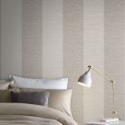 Graham Oblique vlies anyagú szürke, beige, arany színű csíkos modern tapéta
