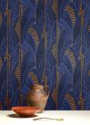 Khroma Agathe vlies anyagú fekete, kék, barna színű art deco modern tapéta