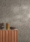 Casamance Palmadora vinyl, vlies anyagú, szürke, beige színű, leveles, textilhatású, Modern tapéta