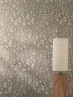 Casamance Palmadora vinyl, vlies anyagú, barna, szürke színű, leveles, textilhatású, Modern tapéta