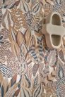 Casamance Palmadora vinyl, vlies anyagú, barna, szürke színű, leveles, textilhatású, Modern tapéta