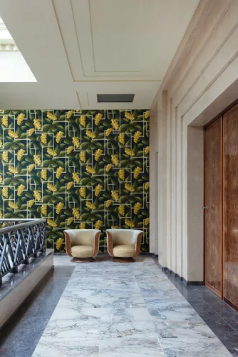 Khroma Folies vlies anyagú fekete, zöld, mustársárga színű leveles modern tapéta
