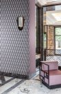 Khroma Folies vlies anyagú fekete, szürke, mályva, gyöngyház színű csíkos, geometriai modern tapéta