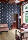 Khroma Folies vlies anyagú kék, mályva, fehér, gyöngyház színű madaras, leveles modern tapéta