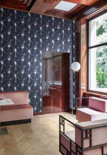 Khroma Folies vlies anyagú kék, mályva, fehér, gyöngyház színű madaras, leveles modern tapéta