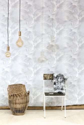 Khroma Wild vlies anyagú szürke, fehér színű leveles, növényes modern tapéta