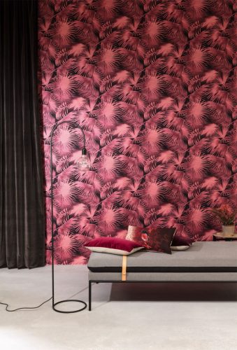 Khroma Wild vlies anyagú fekete, bordó színű leveles, növényes modern tapéta