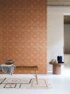Khroma Amani vlies anyagú terrakotta színű vonalas, geometriai Modern tapéta