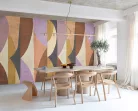 Khroma Amani vlies anyagú lila, barna, beige, fekete, mustársárga színű geometriai Modern tapéta