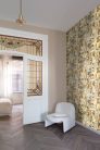 Khroma Aquila vlies anyagú beige, zöld, fekete, rozsdabarna, gyöngyház színű épület, fás, festmény modern tapéta