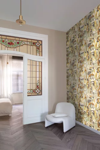 Khroma Aquila vlies anyagú beige, zöld, fekete, rozsdabarna, gyöngyház színű épület, fás, festmény modern tapéta