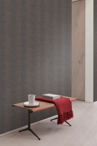 Khroma Aquila vlies anyagú fekete, kék, terrakotta színű csíkos, chevron, textilhatású modern tapéta