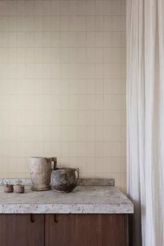 Khroma Aquila vlies anyagú beige, barna, szürke színű kockás, chevron, textilhatású modern tapéta